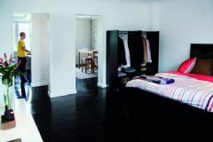 用黑色地板装个性居室现代卧室装修图片