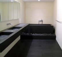 用黑色地板装个性居室现代卫生间装修图片
