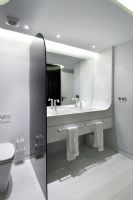 西班牙加利西亚公寓创意改型简约卫生间装修图片