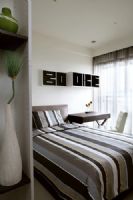 80后小夫妻5.5万打造85平米现代简约风格现代卧室装修图片