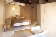 38平米罗马小公寓 浅纹地板创造趣味空间欧式卧室装修图片