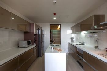 142平米现代时尚公寓现代厨房装修图片