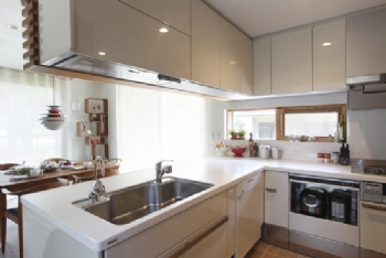 90平米打造木质和风高品位的四口之家现代厨房装修图片