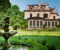 奢华复古城堡 蓝天白云下的公寓