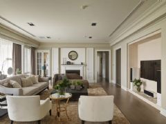 现代都市女性享受家的温暖