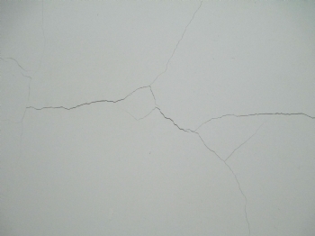 帮问：刷墙涂料油漆后有许多裂纹的原因？